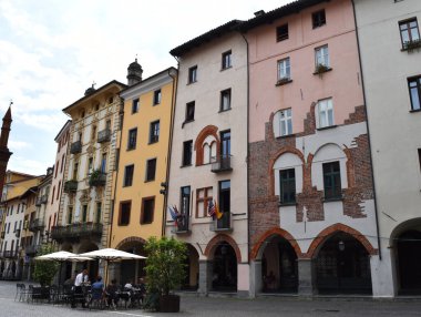 PINEROLO, ITALY, CIRCA HAZİRAN 2017: Kasaba merkezindeki Saint Donato Meydanı 'ndaki antik binalar.