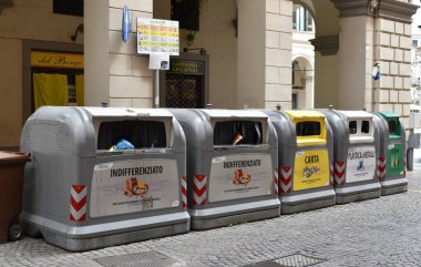 İtalya 'da cam, kağıt ve plastiğin geri dönüşümü için büyük umumi çöp kutuları