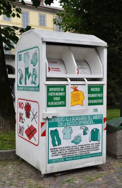 İtalya 'da elbise ve kıyafetlerin geri dönüşümü için büyük beyaz konteynır.