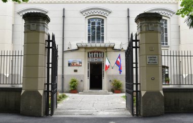 PINEROLO, ITALY, CIRCA HAZİRAN 2017: Askeri at merkezinin ana girişi.