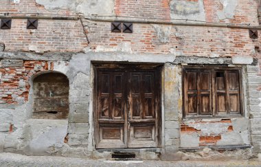 Çok eski ve yıkılmış binaların cephesi, arka plan olarak kullanılmaya uygun..