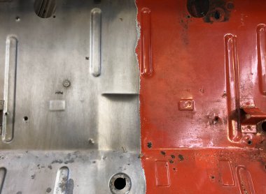 Yarı metal bir araba yüzeyi kırmızıya boyanmış ve yarı gümüş..
