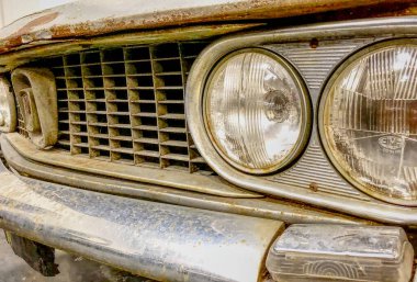 Eski, gümüş renkli bir arabanın yakınında. Hdr etkisi