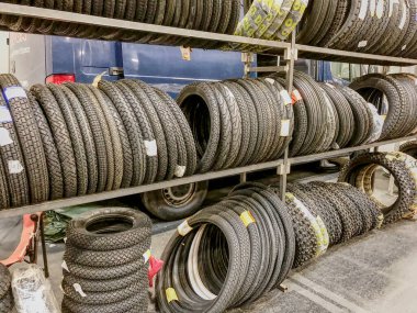 Pazarda satışta olan çok lastik var. HDR etkisi.