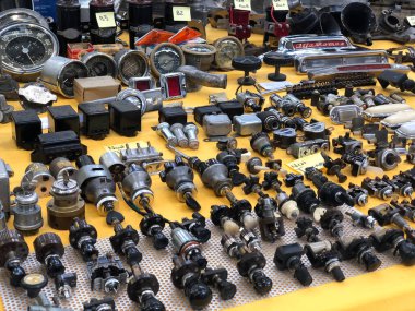 İndirimde olan eski araba parçaları.