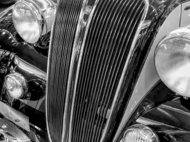 Kaliteli lüks bir arabanın siyah beyaz ayrıntıları.