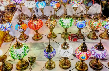 Birçok renkli Orta Doğu ve Asya lambaları. Hdr etkisi.