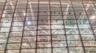 İtalya, Torino 'da gece vakti Lingotto Fiere' in modern ışıklı cam duvarı. HDR etkisi.