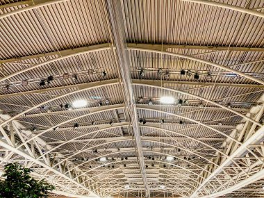 Geceleyin Lingotto Fiere 'in aydınlanan iç modern tavanı. HDR etkisi. Torino, İtalya 'da.