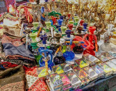 Birçok renkli Orta Doğu ve Asya nargilesi. Hdr etkisi.