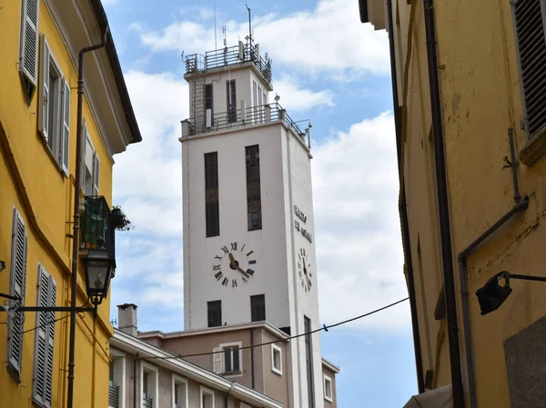 Reloj Torre Blanca Del Ayuntamiento Entre Edificios Amarillos Día Soleado — Foto de Stock