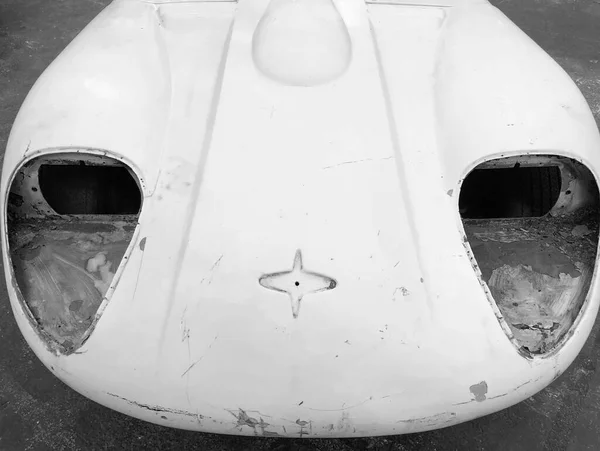Stary Zabytkowy Samochód Sportowy Przed Renowacją Bez Świateł Czerń Biel — Zdjęcie stockowe