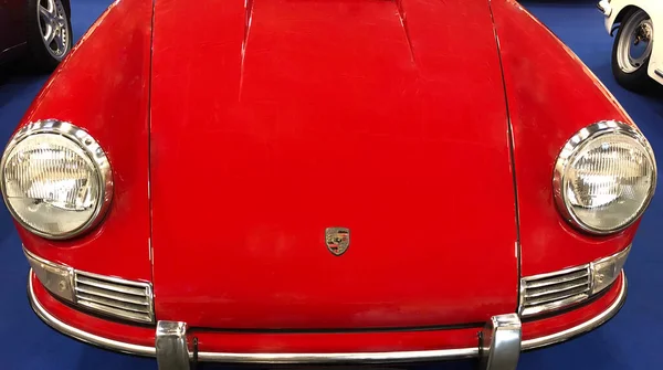 一辆老式的光滑的红色轿车 人类发展报告 — 图库照片