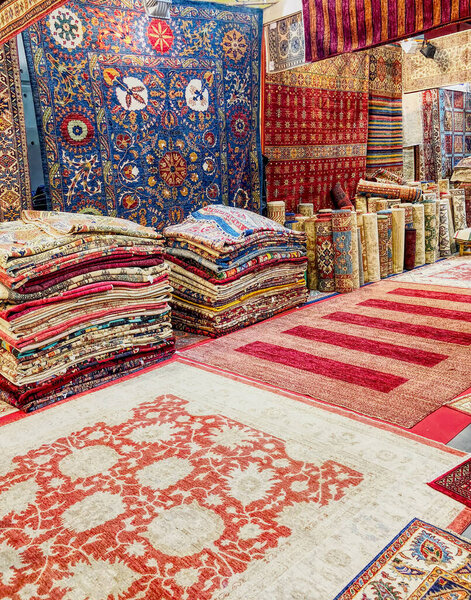 Многие красочные ближневосточные ковры. Эффект ГДР
.
