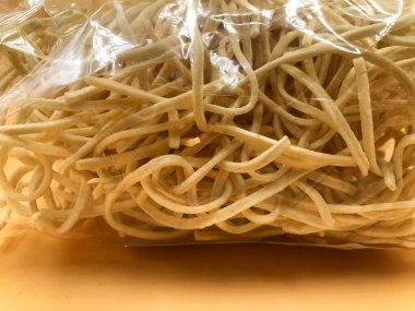 Şeffaf plastik arka planda geleneksel Asya erişteleri