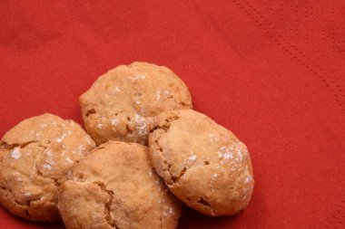 Amaretto: tipik İtalyan kurabiyeleri veya bademli bisküviler. Kırmızı arkaplanda ve kopyala.