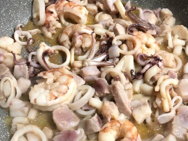 Makarna sosu hazırlamak için zeytinyağında karides, mürekkep balığı ve diğer balıkların karışımını pişiriyorum..