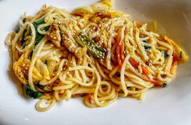 Sebzeli Asya eriştesi. HDR etkisi.