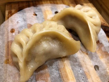 Geleneksel ahşap arka planda Çin mantısı ya da çömlek yapışkanlarını kapatın..