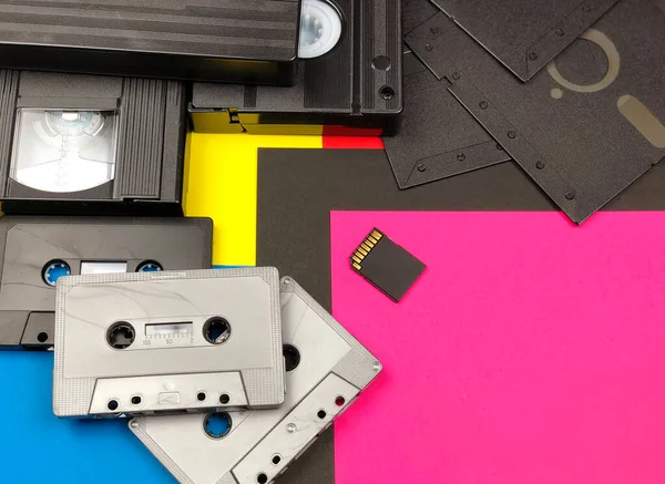 Kaset Disket Dan Kartu Memori Dengan Latar Belakang Berwarna Warni — Stok Foto
