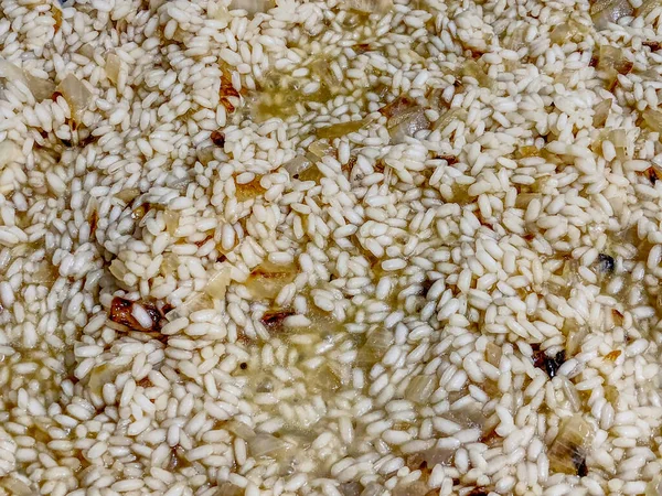 Risotto Yakın Tipik Talyan Pirinci Soğanla Pişirilir Arkaplan Olarak Kullanılmaya — Stok fotoğraf