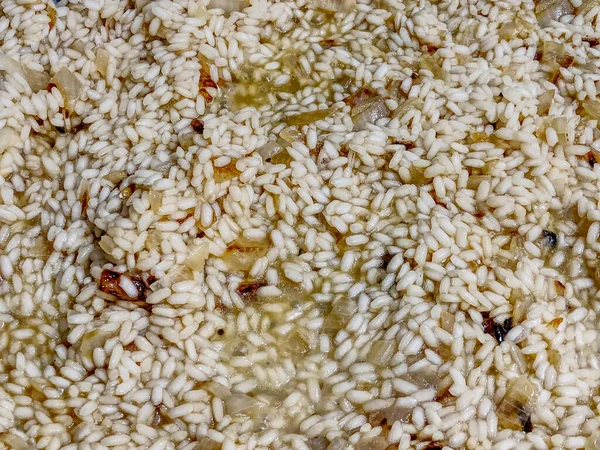 Primer Plano Risotto Arroz Típico Italiano Cocido Con Cebolla Adecuado —  Fotos de Stock