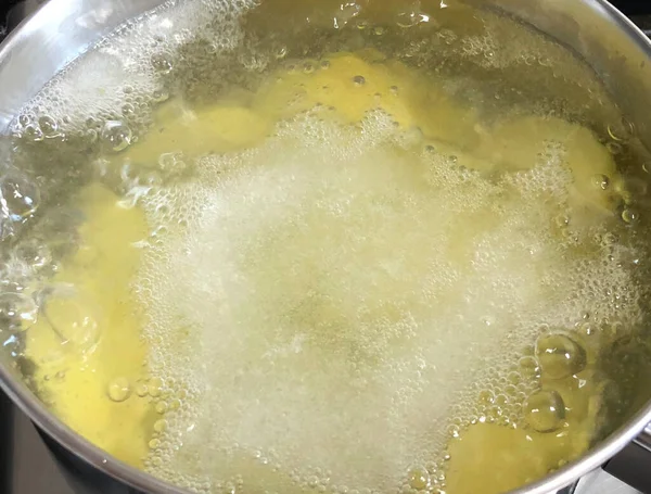 Patate Gialle Bollenti Acqua Una Pentola Argento Con Schiuma Bianca — Foto Stock