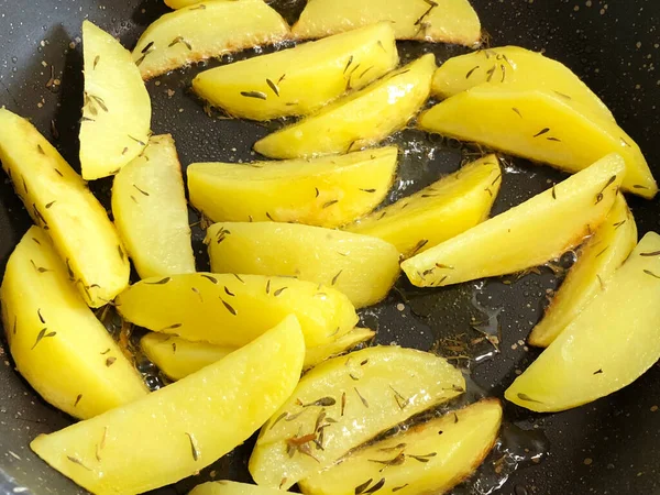 Sarı Patates Parçaları Zeytinyağı Kekik Ile Birlikte Siyah Çubuksuz Tencerede — Stok fotoğraf