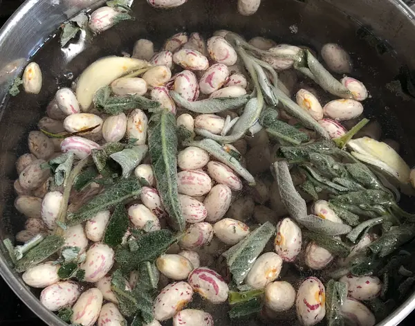 Bonen Gekookt Met Groene Salie Water Een Metalen Pot — Stockfoto