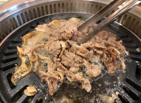 用黑色烤盘烹调牛肉 韩国烤肉 — 图库照片