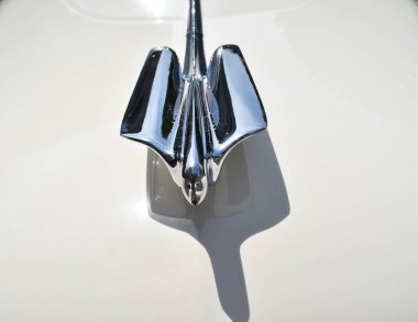 Beyaz arka planda klasik Cadillac 'ın gümüş sembolü..