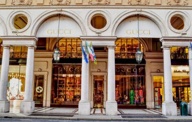TURIN, ITALY, CIRCA 2017: Gucci 'nin ünlü İtalyan lüks moda ve deri ürünleri markası ile anıtsal bir atari salonu. HDR etkisi.
