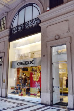 Turin, İtalya, CIRCA Aralık 2017: Geox, ünlü ve popüler bir İtalyan markası, günlük ve spor kıyafetleri ve ayakkabıları. HDR etkisi.
