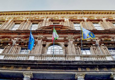 İtalya 'daki Mısır Torino Müzesi' nin üç bayraklı tarihi sarayı: Avrupa, İtalya ve Piedmont. HDR etkisi.