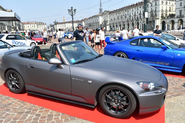 Şehir Merkezinde Ücretsiz Bir Sergi Sırasında Gri Bir Japon Spor — Stok fotoğraf