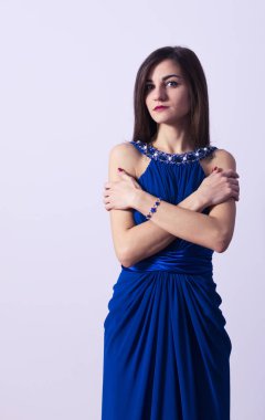 Mavi elbiseli güzel bir kızın portresi.