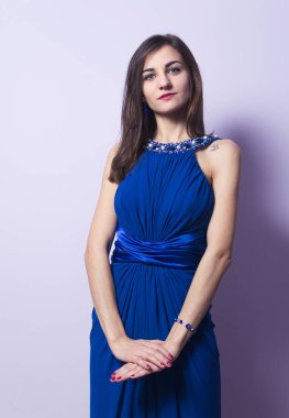 Mavi elbiseli güzel bir kızın portresi.