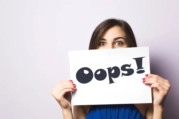 Kızla bir Oops! kağıt üzerine çizilmiş ifade