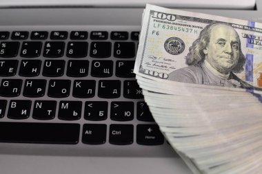laptop klavye üzerinde banknot