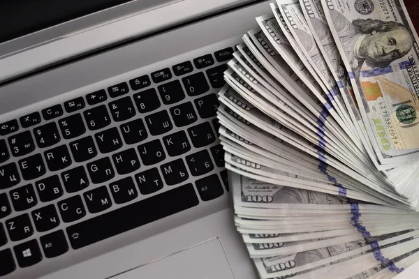 laptop klavye üzerinde banknot