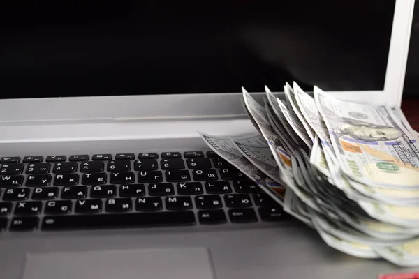 Банкноти над клавіатурою ноутбуків — стокове фото