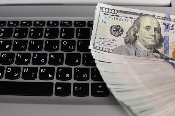 Banknoty na klawiaturze laptopa — Zdjęcie stockowe