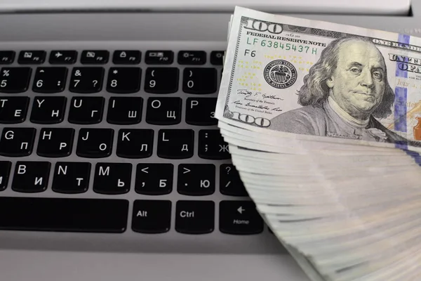 laptop klavye üzerinde banknot