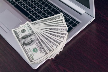 laptop klavye üzerinde banknot