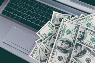 laptop klavye üzerinde banknot