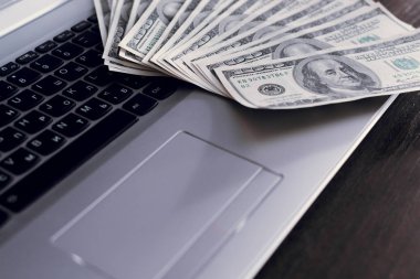 laptop klavye üzerinde banknot