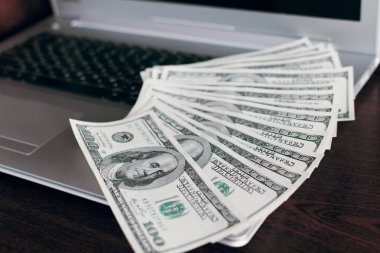 laptop klavye üzerinde banknot