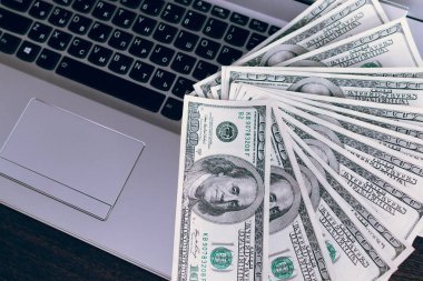 laptop klavye üzerinde banknot