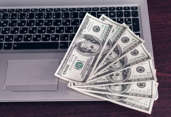 laptop klavye üzerinde banknot