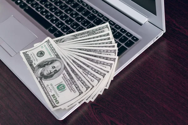 laptop klavye üzerinde banknot